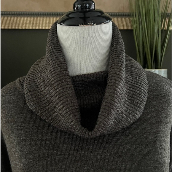 BB Dakota Women's Brown Lightweight Sleeveless Cowl Neck Sweater with Cape Sz. M - Picture 3 of 10